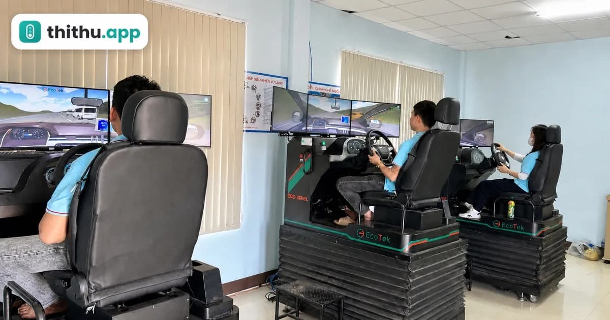 Học viên thực hành trên cabin mô phỏng lái xe ô tô tại trung tâm đào tạo
